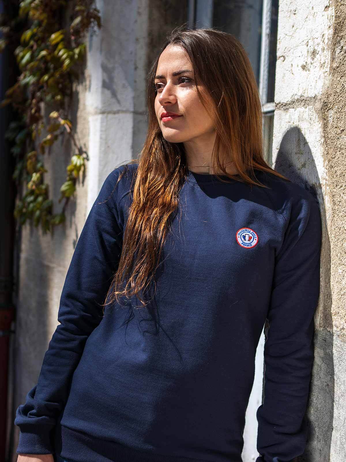 Sweat unisexe bleu marine cocarde porté - La Cocarde Tranquille Emile