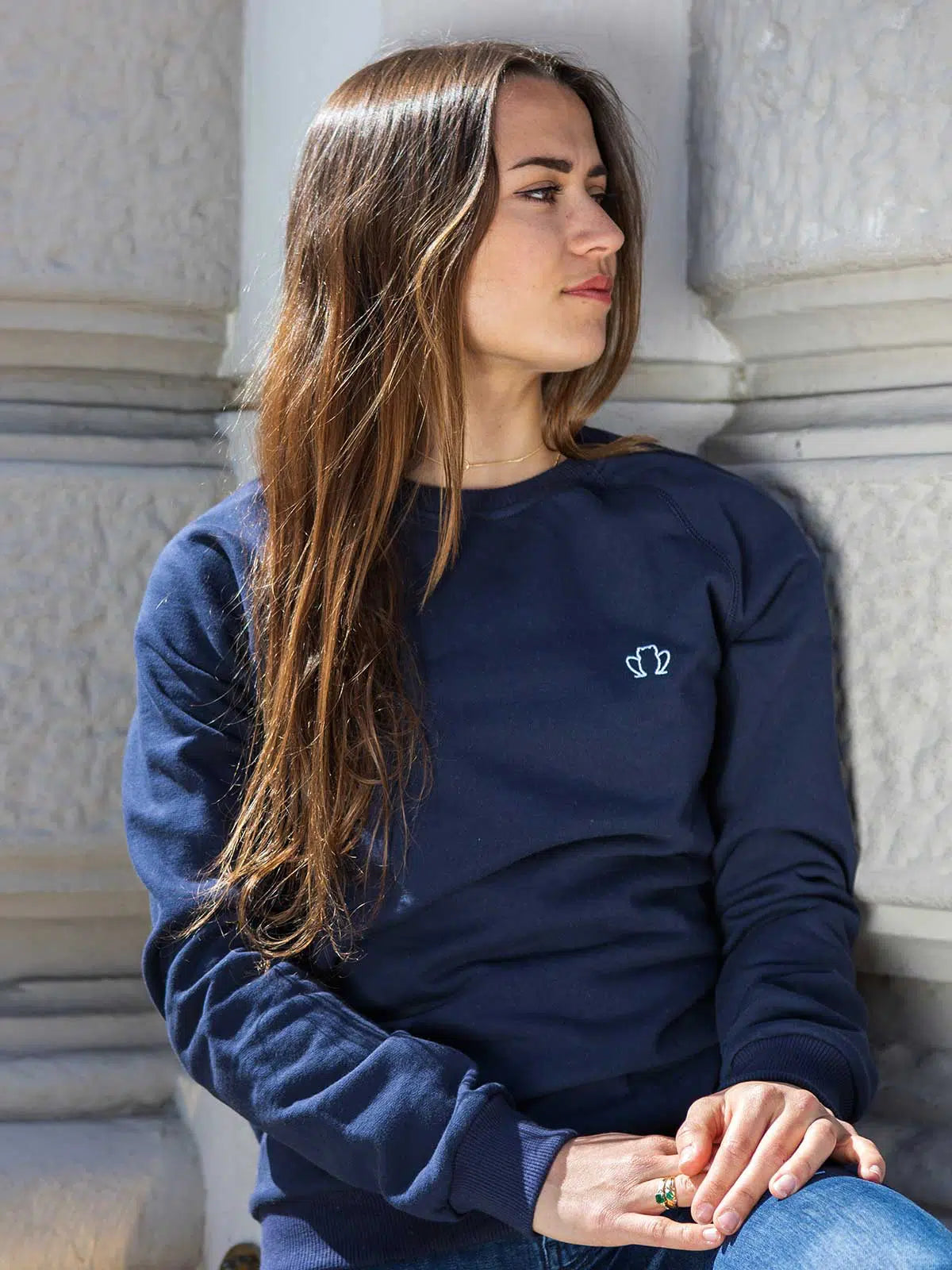 Sweat unisexe bleu marine porté - Le Chiller Tranquille Emile