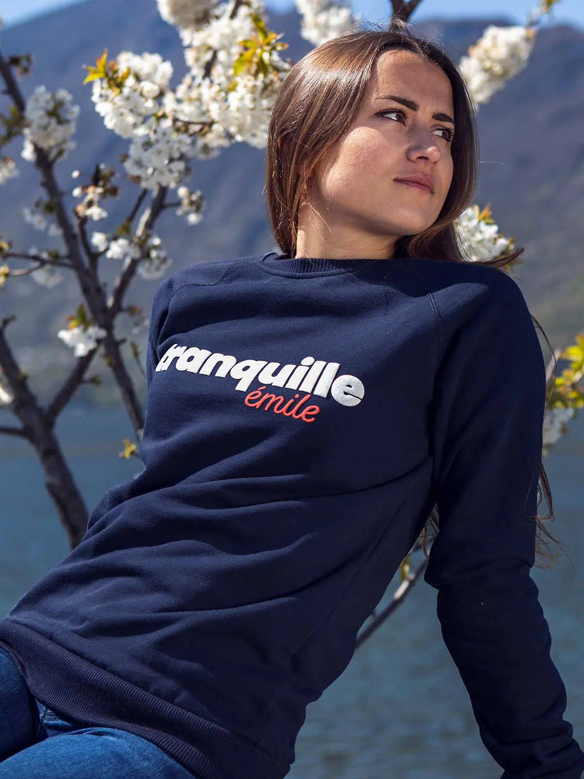 Sweat unisexe bleu marine sérigraphié porté - Tranquille Emile