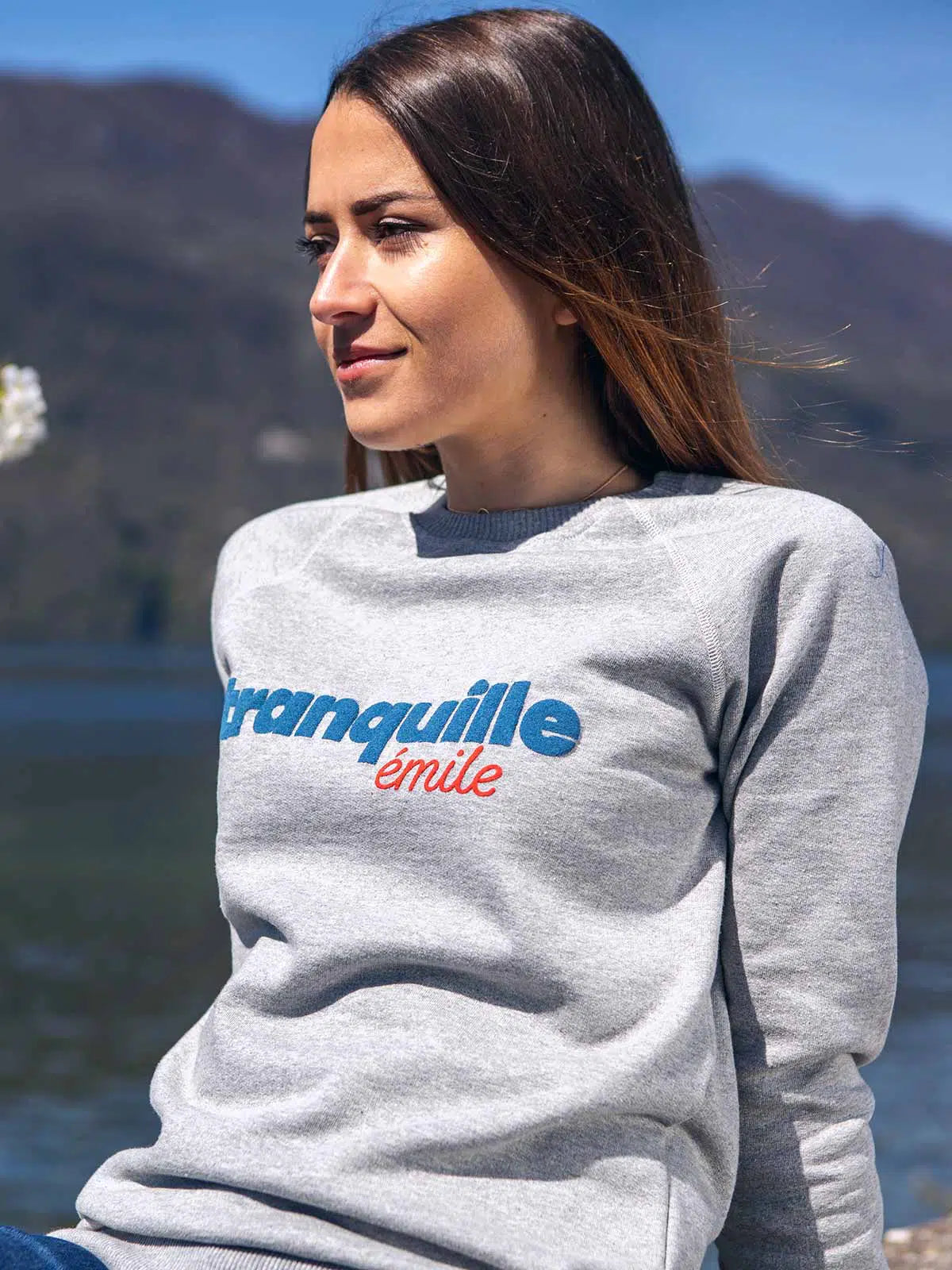 Sweat unisexe gris chiné sérigraphié porté - Tranquille Emile