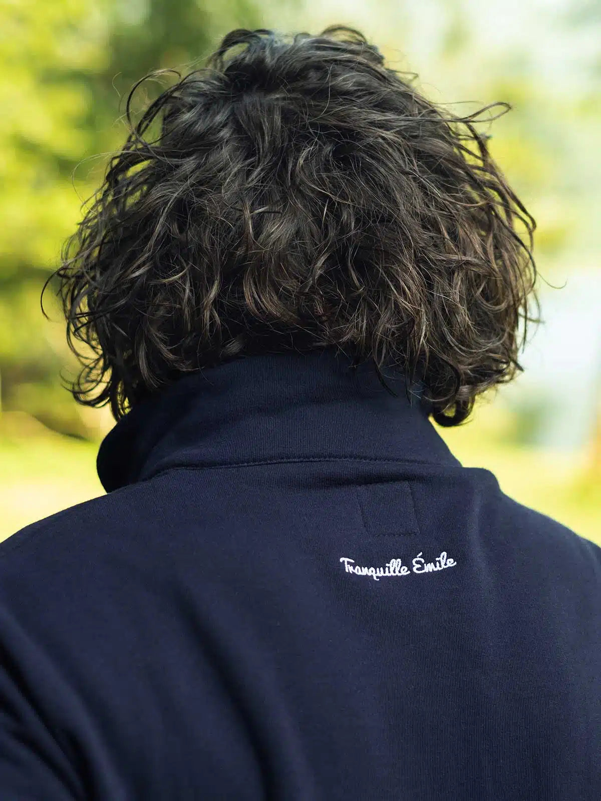 Sweat zippé homme bleu marine porté - Le Zippé Tranquille Emile