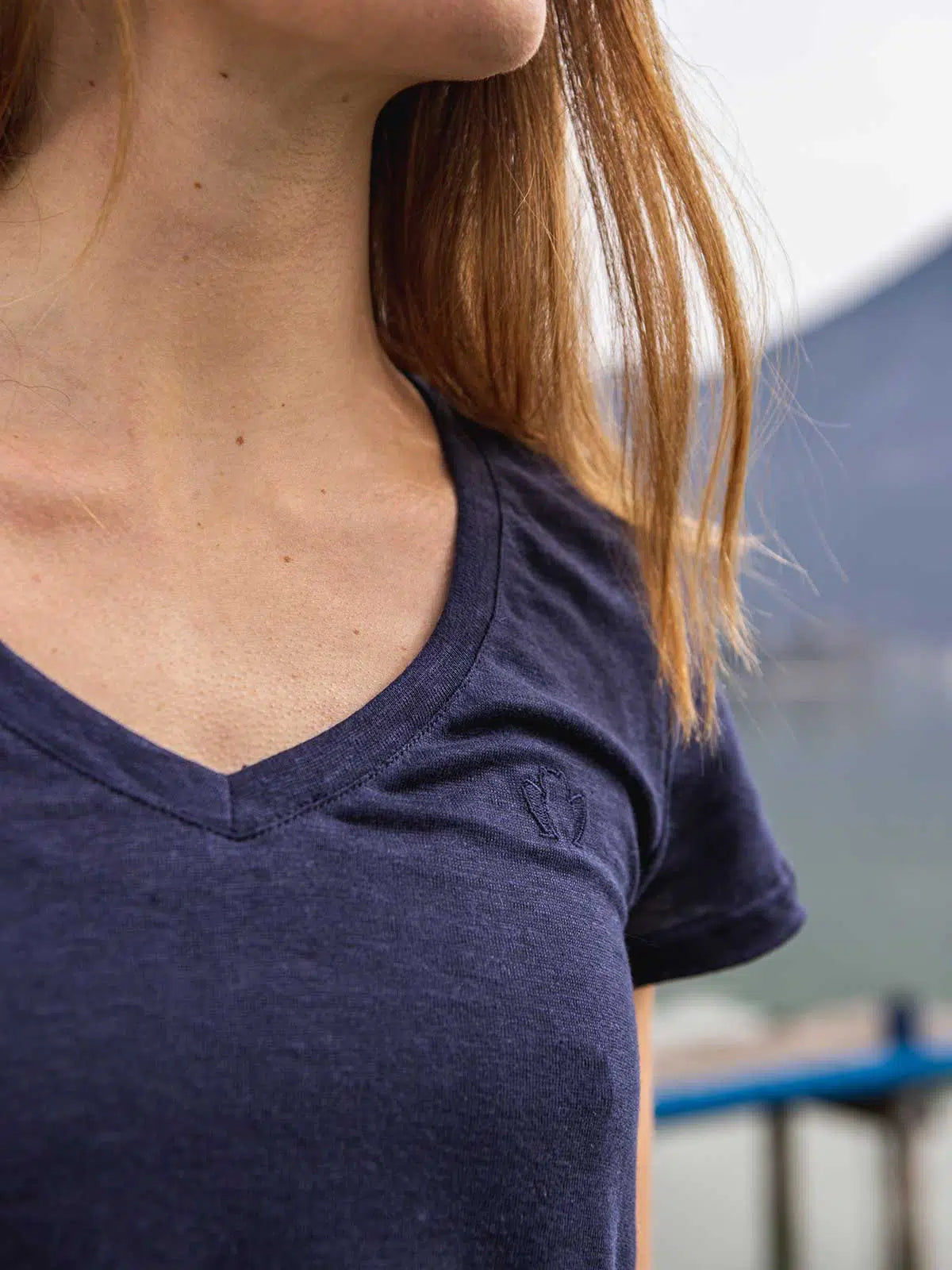 T-shirt femme bleu marine en lin porté - L'Indispensable Tranquille Emile