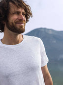 T-shirt homme blanc en lin porté - L'Indispensable Tranquille Emile