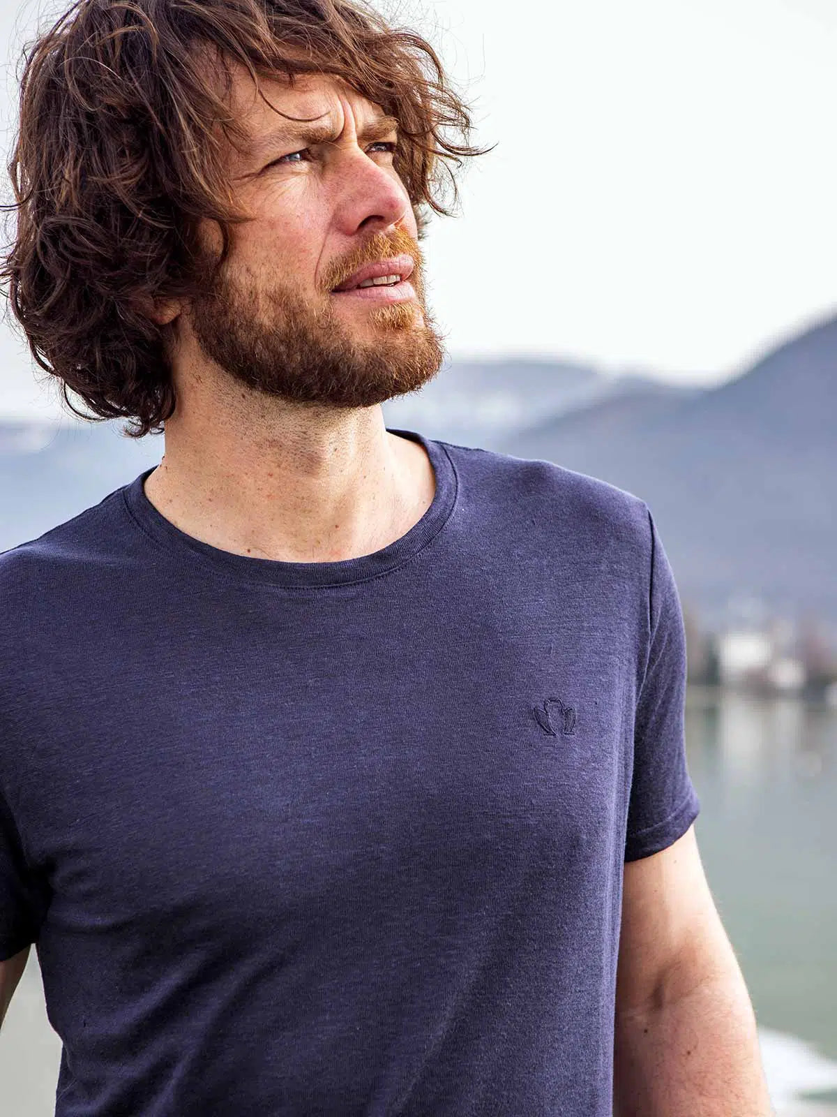 T-shirt homme bleu marine en lin porté - L'Indispensable Tranquille Emile