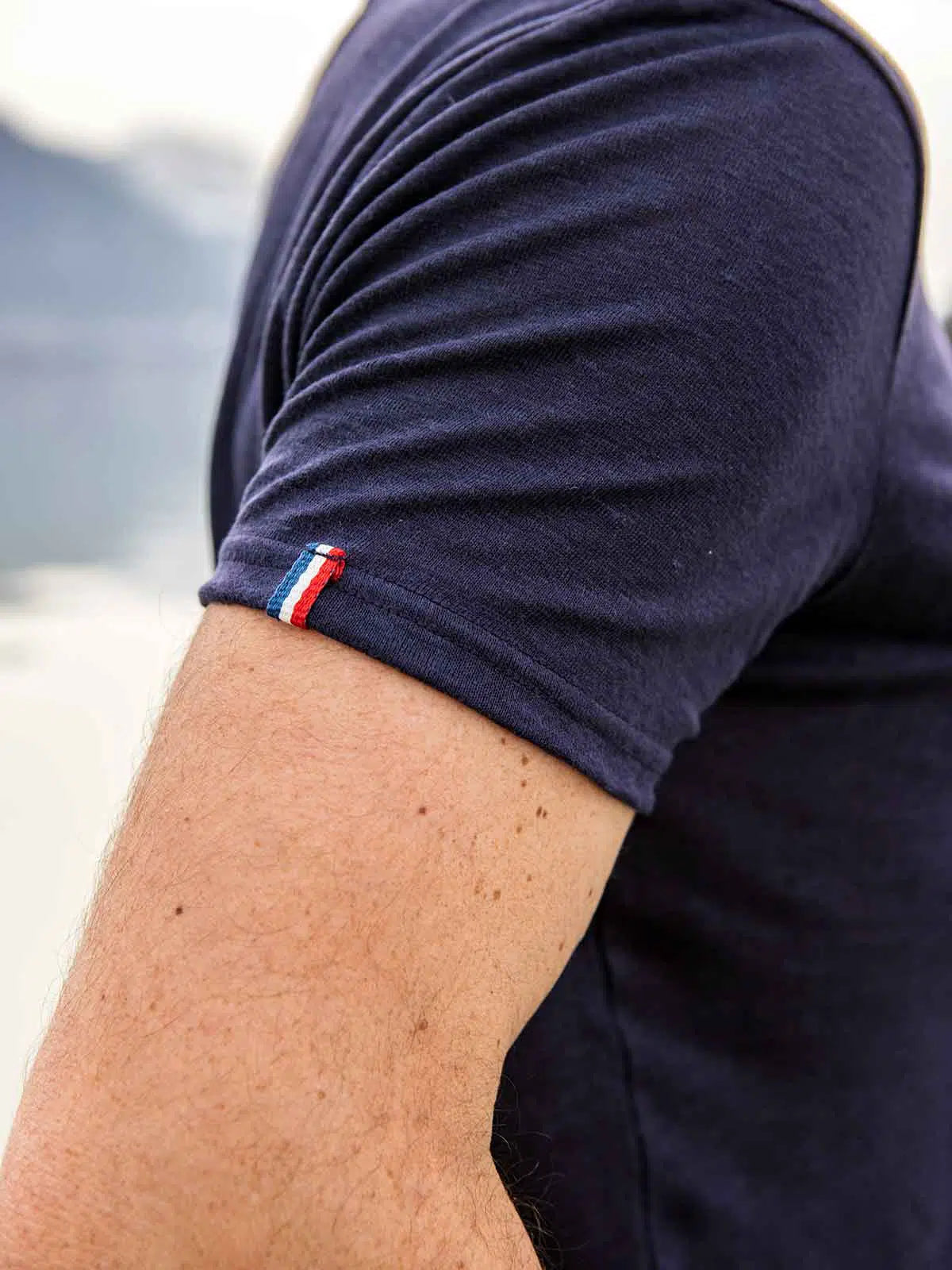 T-shirt homme bleu marine en lin détail - L'Indispensable confection française