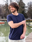 T-shirt homme bleu marine en lin confectionné en France - L'Indispensable vue de face