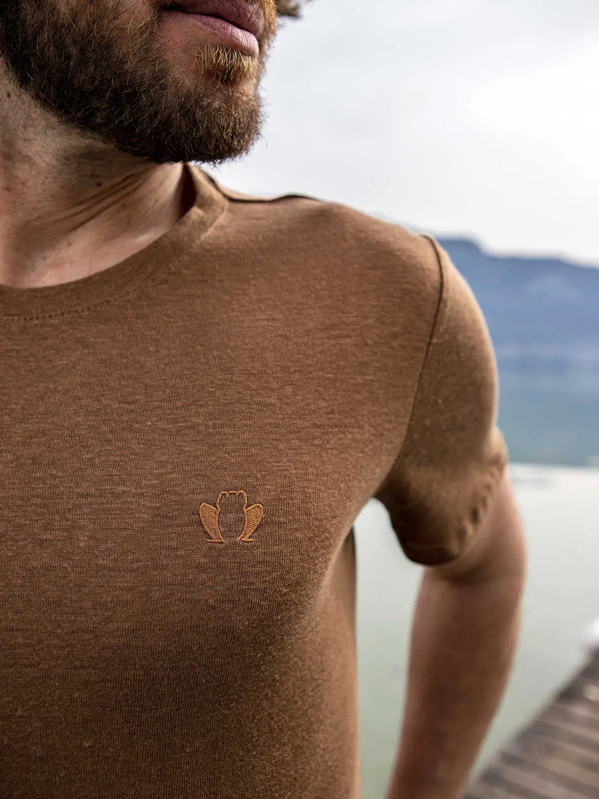 T-shirt homme brun en lin porté - L'Indispensable Tranquille Emile