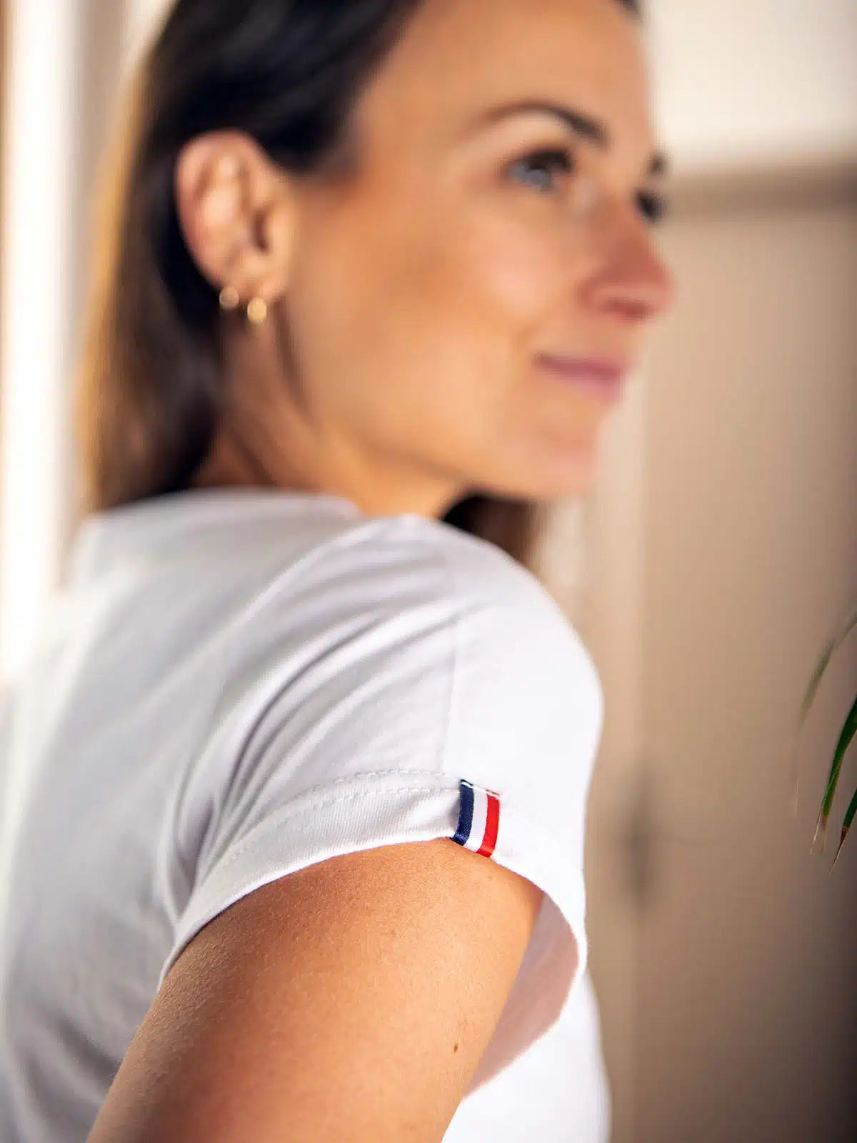 T-shirt femme blanc en coton porté - L'Authentique Tranquille Emile