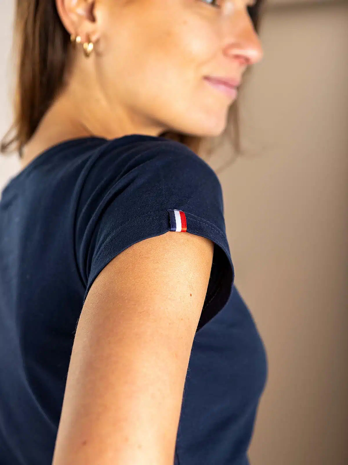 T-shirt femme bleu marine en coton porté - L'Authentique Tranquille Emile