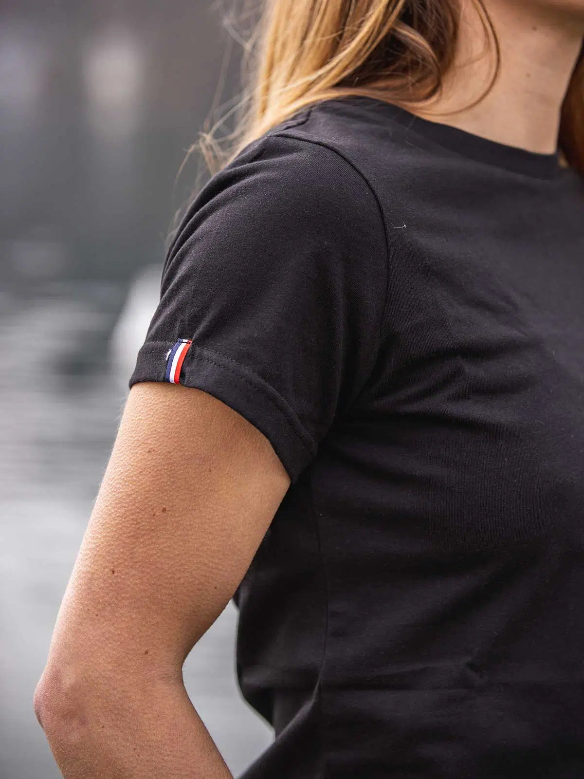 T-shirt femme noir en coton porté - L'Authentique Tranquille Emile