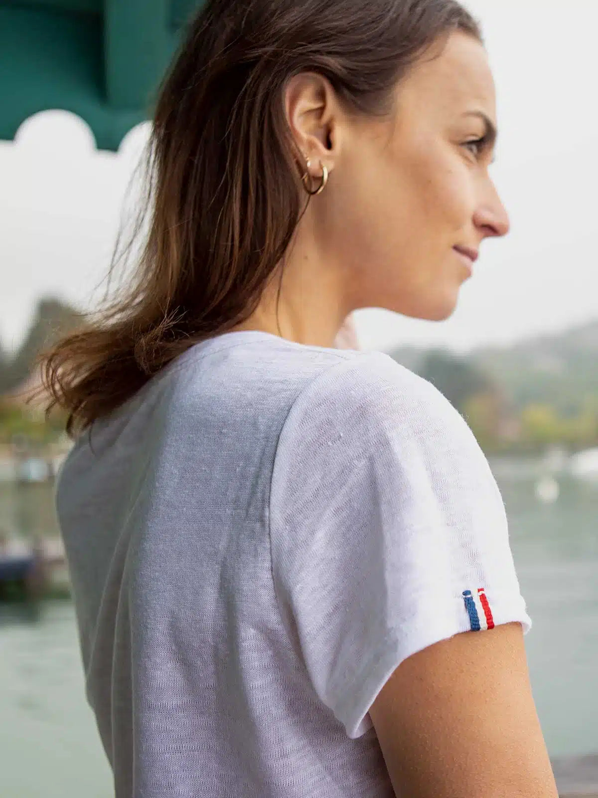 T-shirt femme blanc en lin porté - L'Indispensable Tranquille Emile