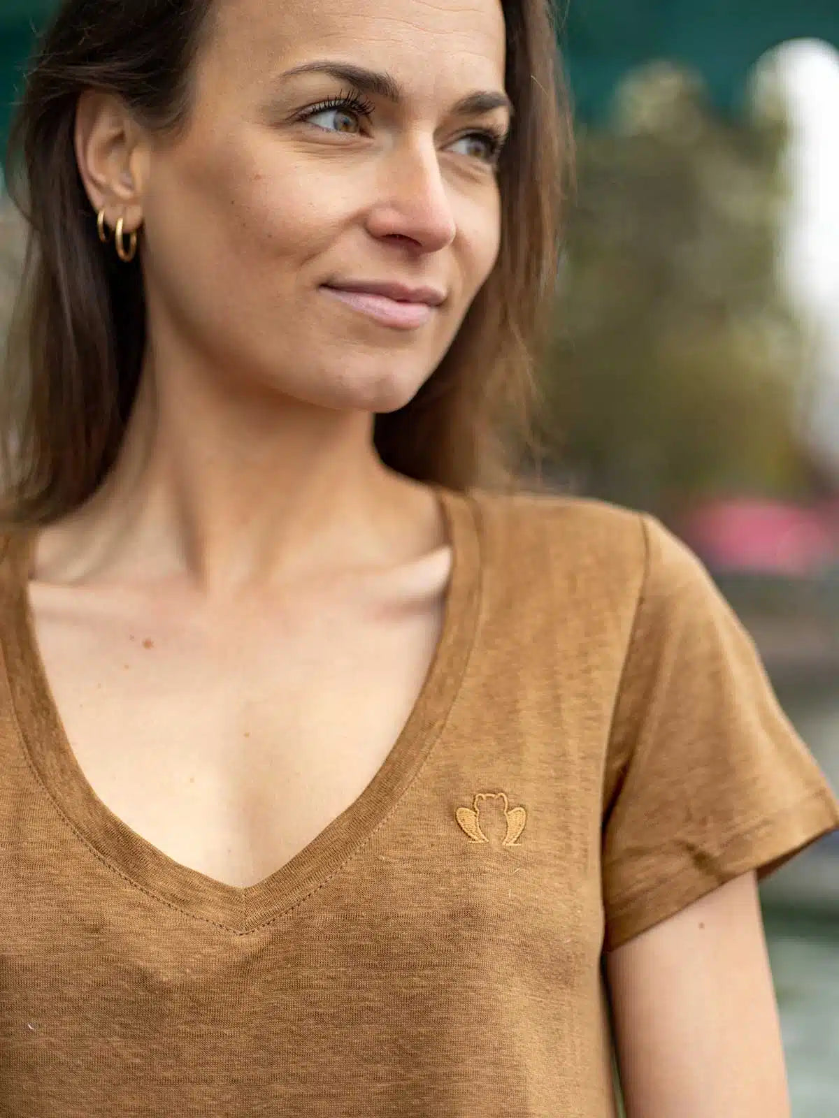 T-shirt femme brun en lin porté - L'Indispensable Tranquille Emile