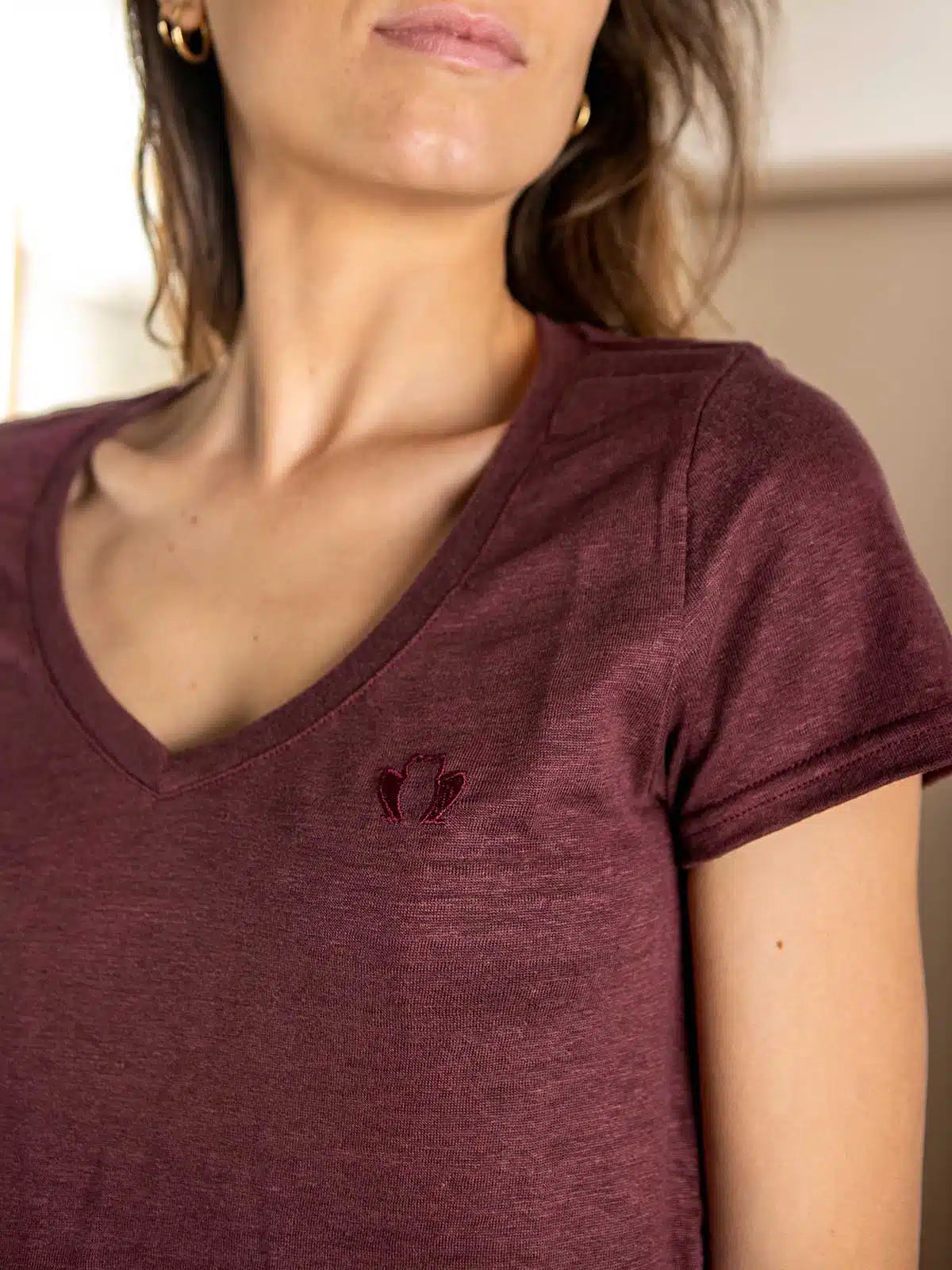T-shirt femme bordeaux en lin porté - L'Indispensable Tranquille Emile