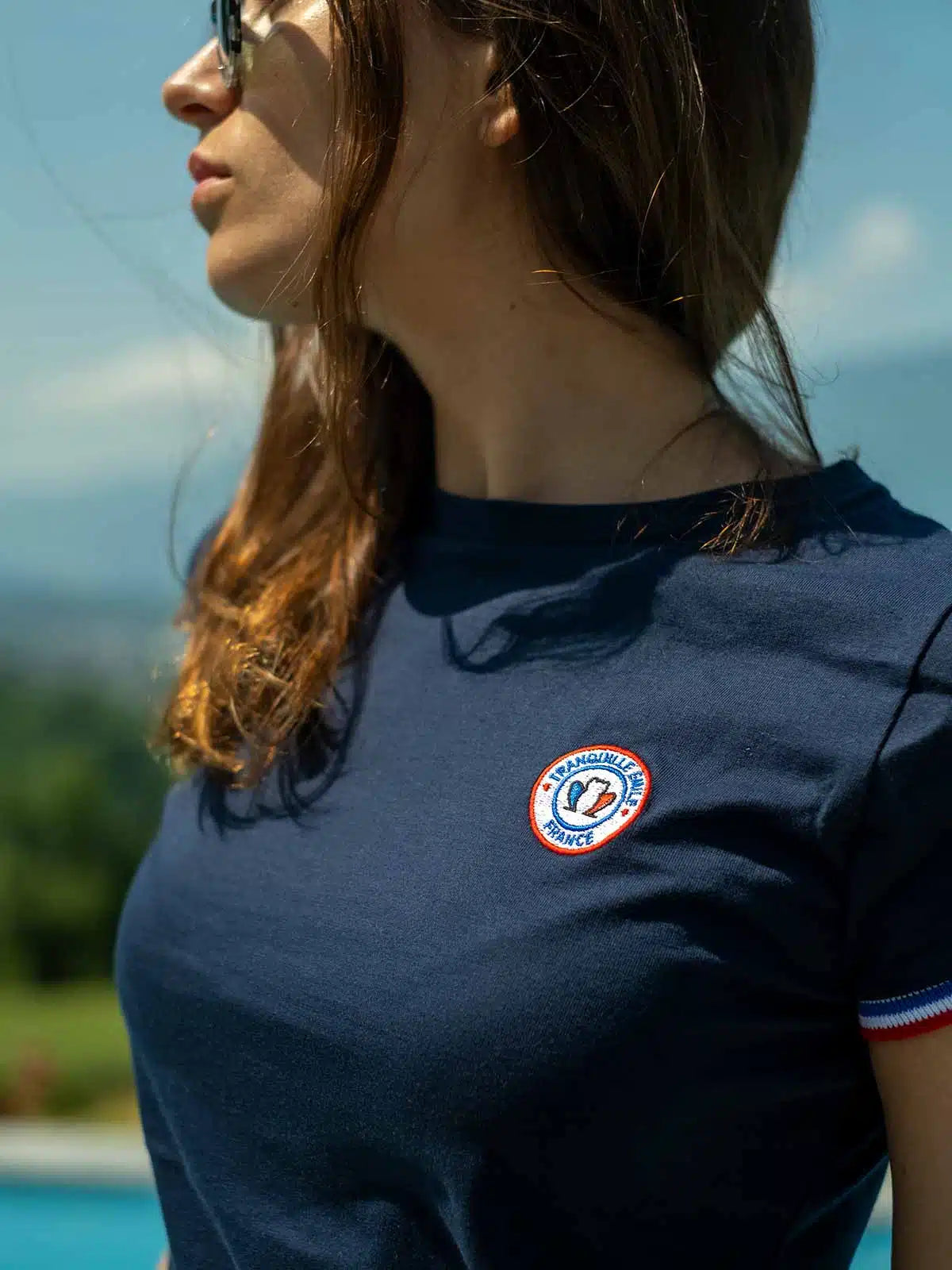 T-shirt femme bleu marine cocarde porté - La Cocarde Tranquille Emile