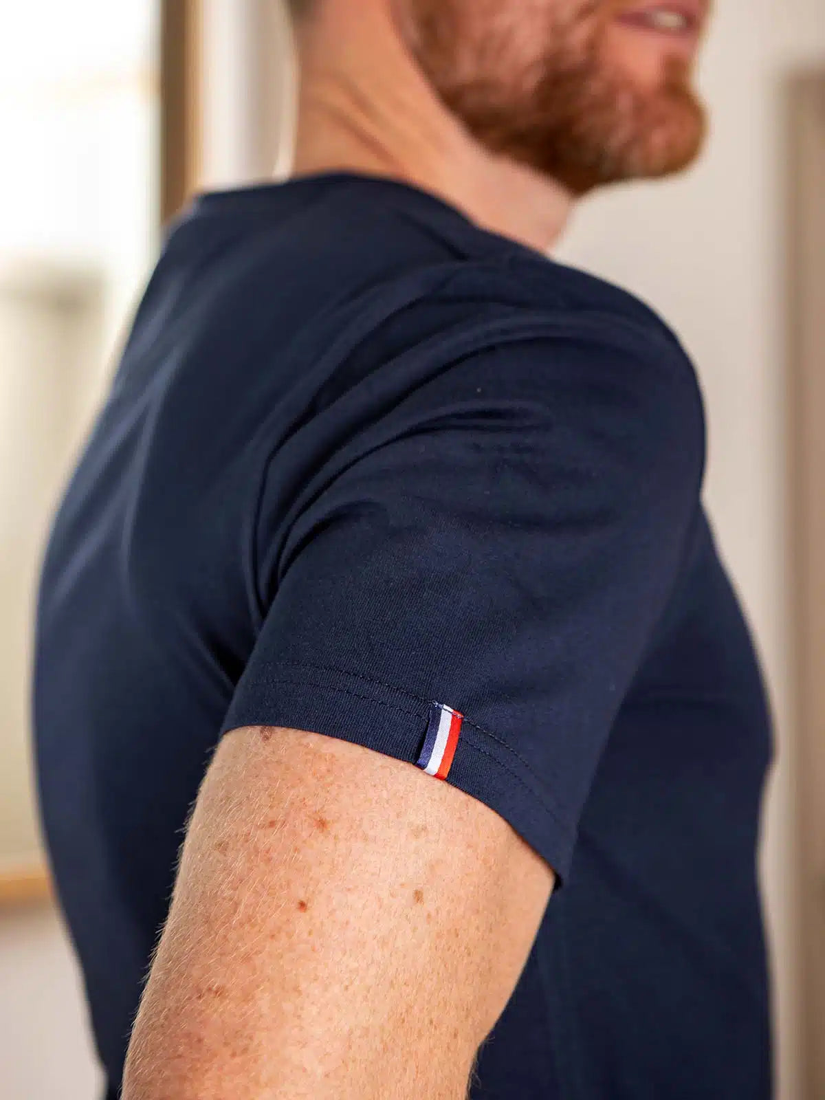 T-shirt homme bleu marine en coton porté - L'Authentique Tranquille Emile
