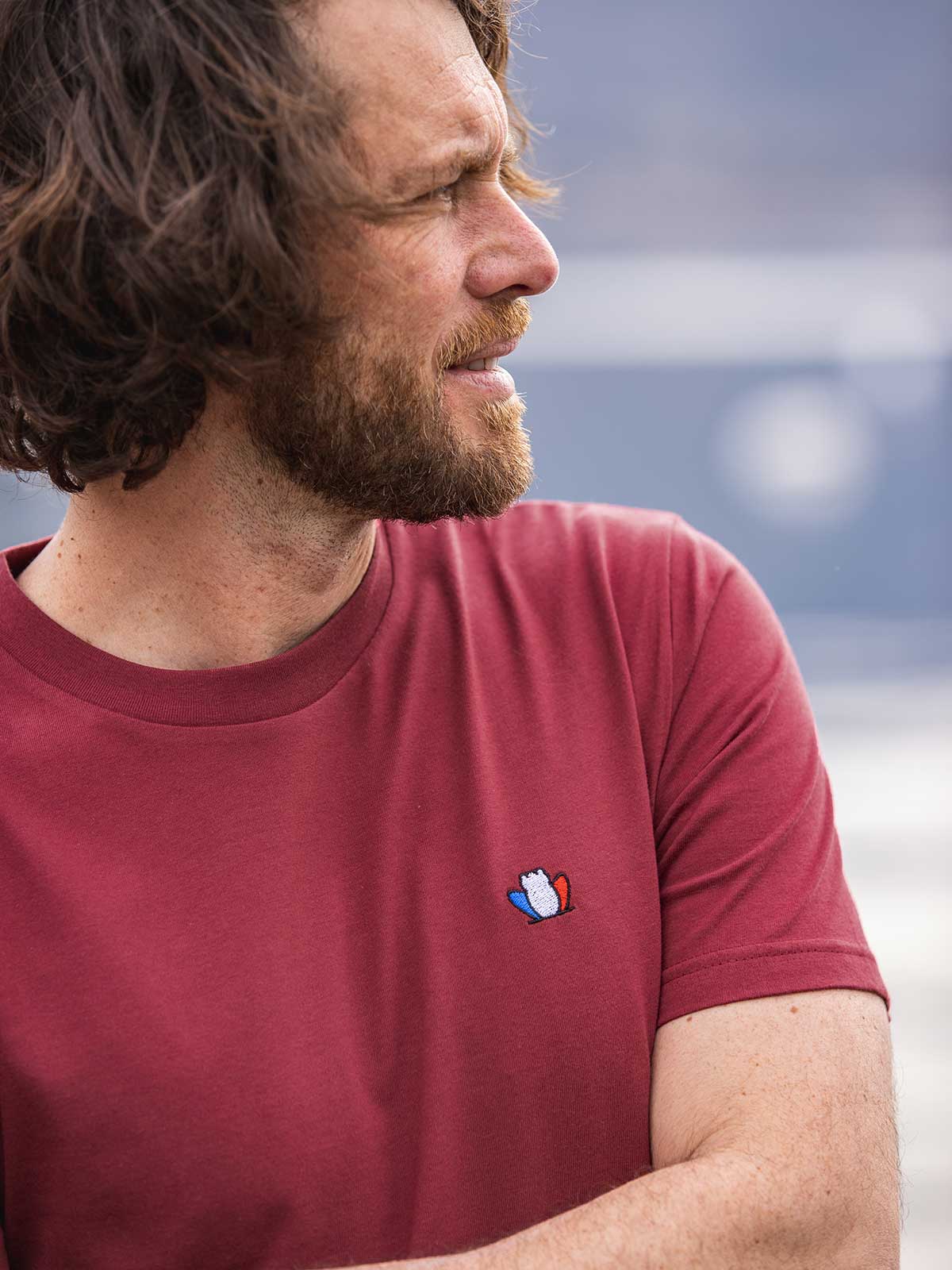T-shirt homme bordeaux en coton porté - L'Authentique Tranquille Emile