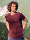 T-shirt homme bordeaux en lin confectionné en France - L'Indispensable vue de face
