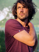 T-shirt homme bordeaux en lin porté - L'Indispensable Tranquille Emile