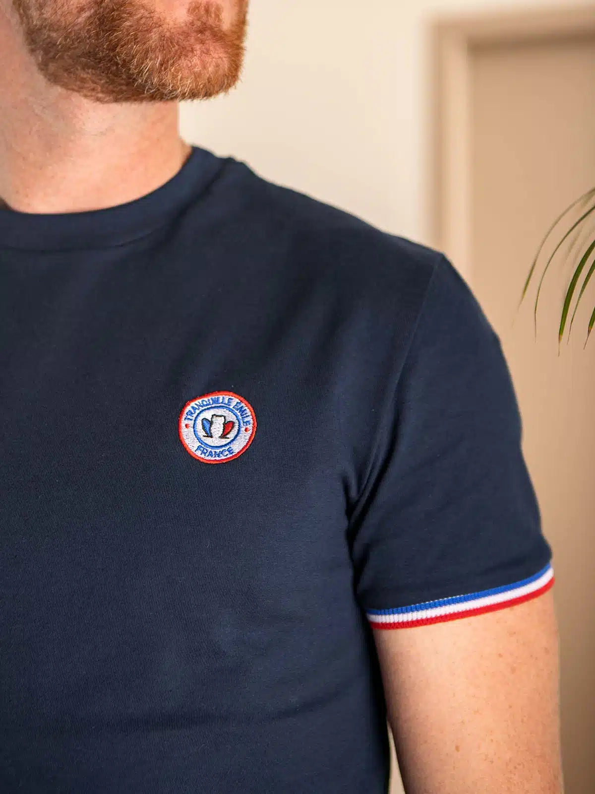 T-shirt homme bleu marine cocarde porté - La Cocarde Tranquille Emile
