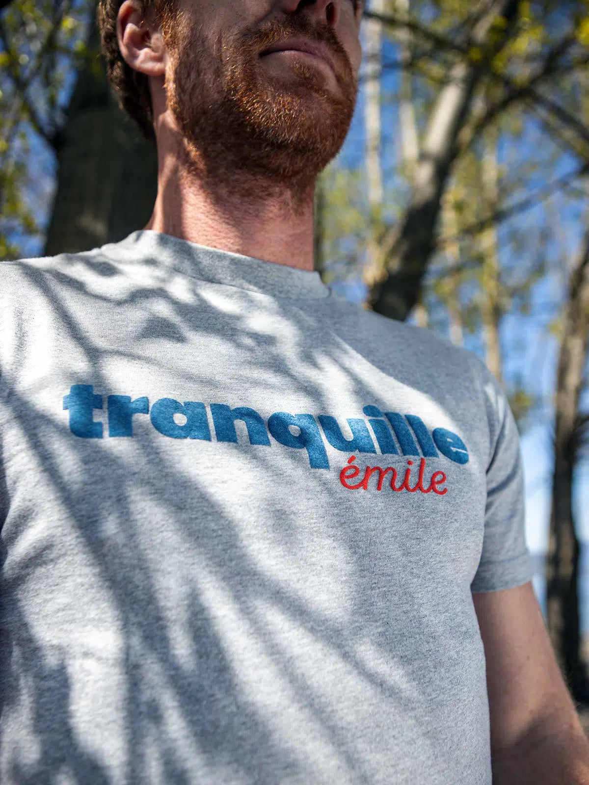 T-shirt homme gris sérigraphié porté - Tranquille Emile