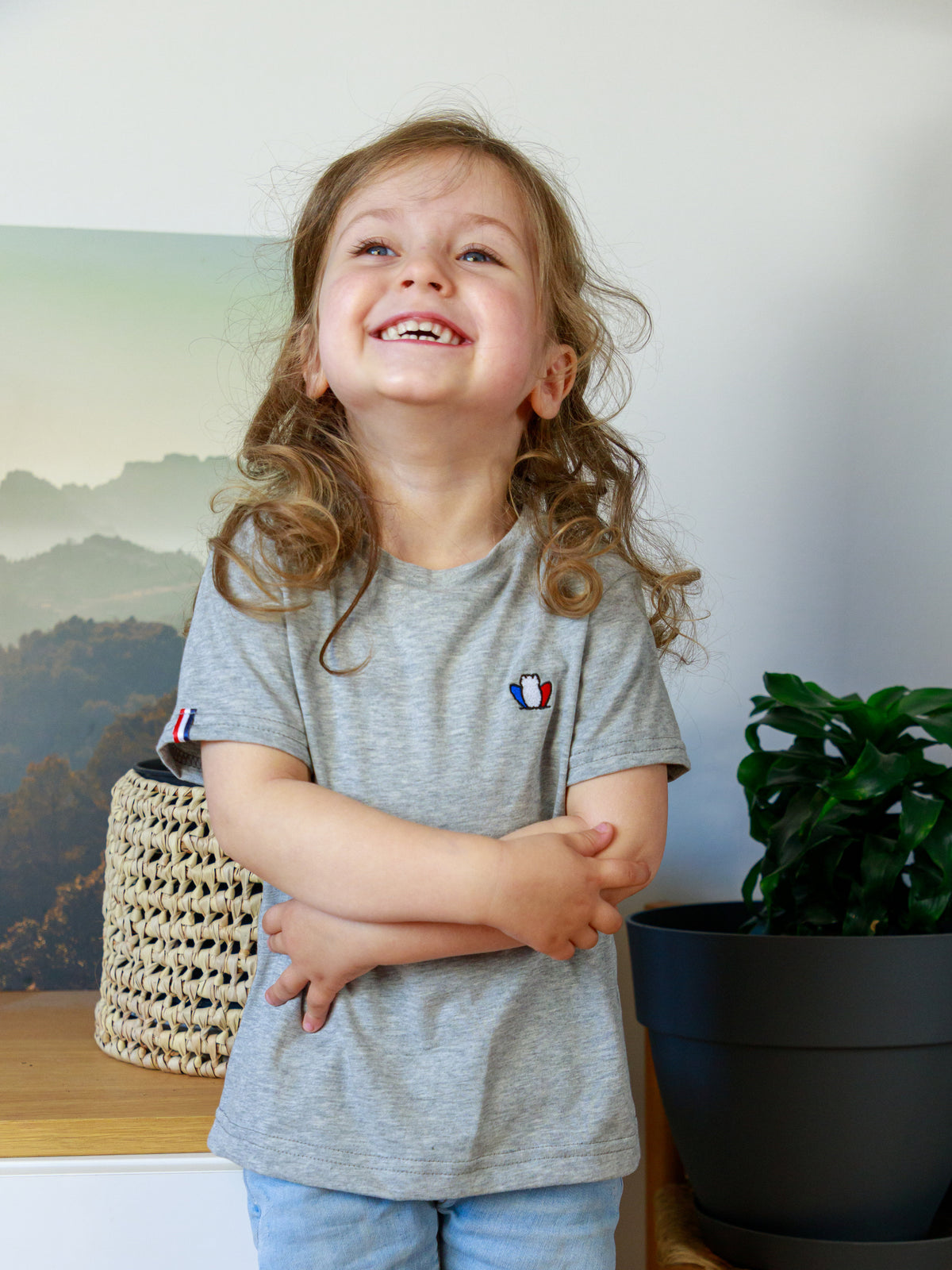 T-shirt enfant gris porté - Le petit Authentique Tranquille Emile