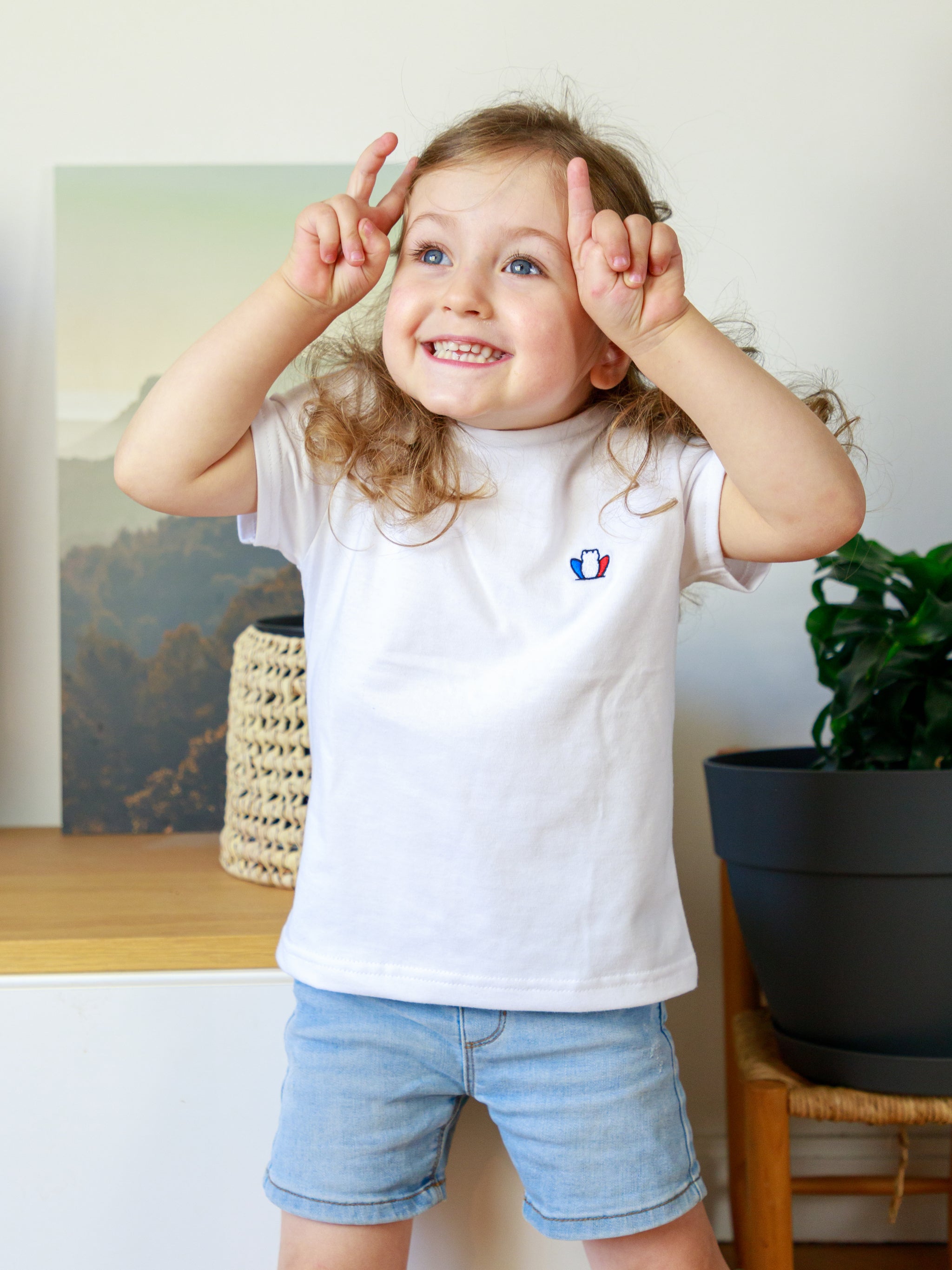 T-shirt enfant blanc porté - Le petit Authentique Tranquille Emile