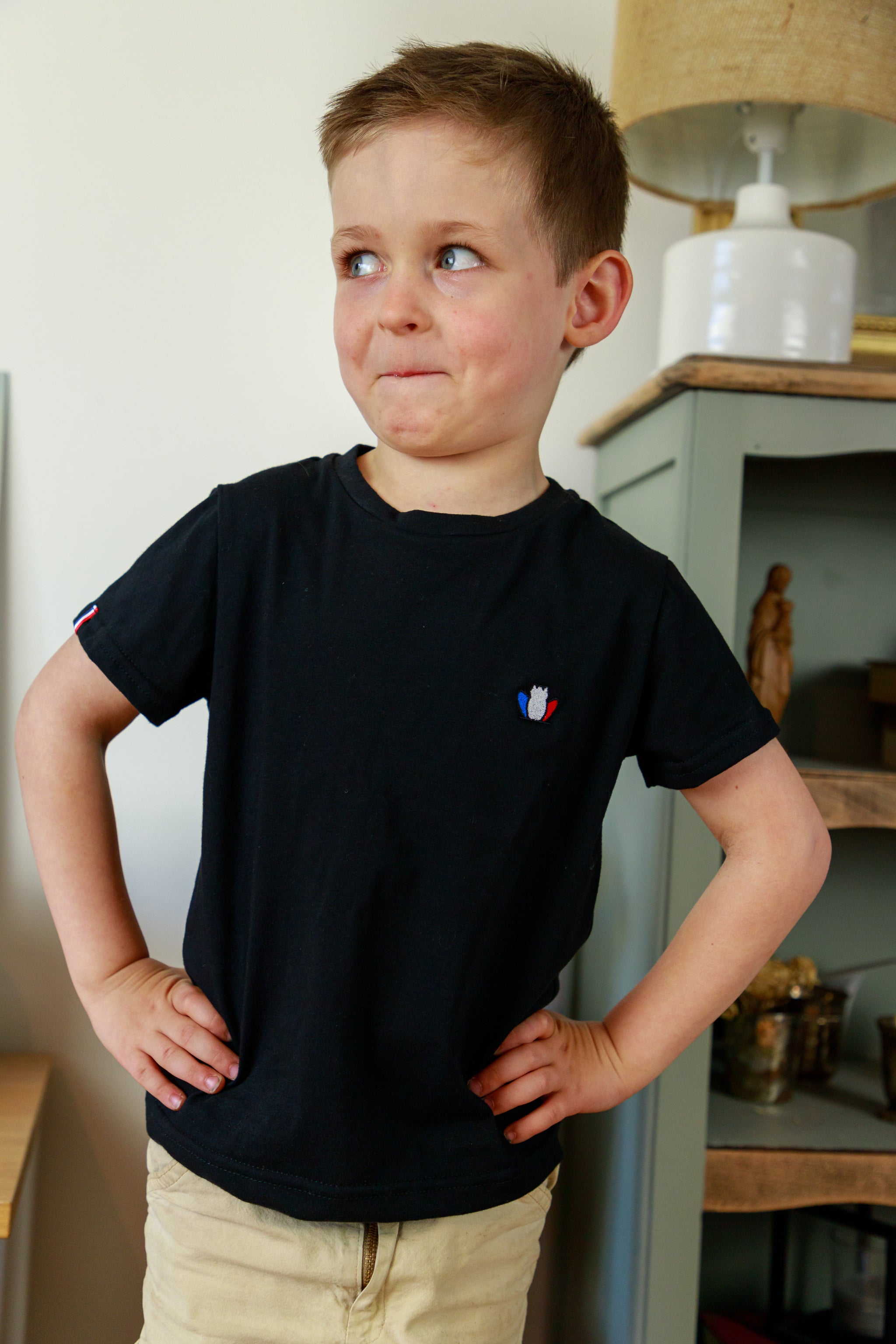 T-shirt enfant noir porté - Le petit Authentique Tranquille Emile