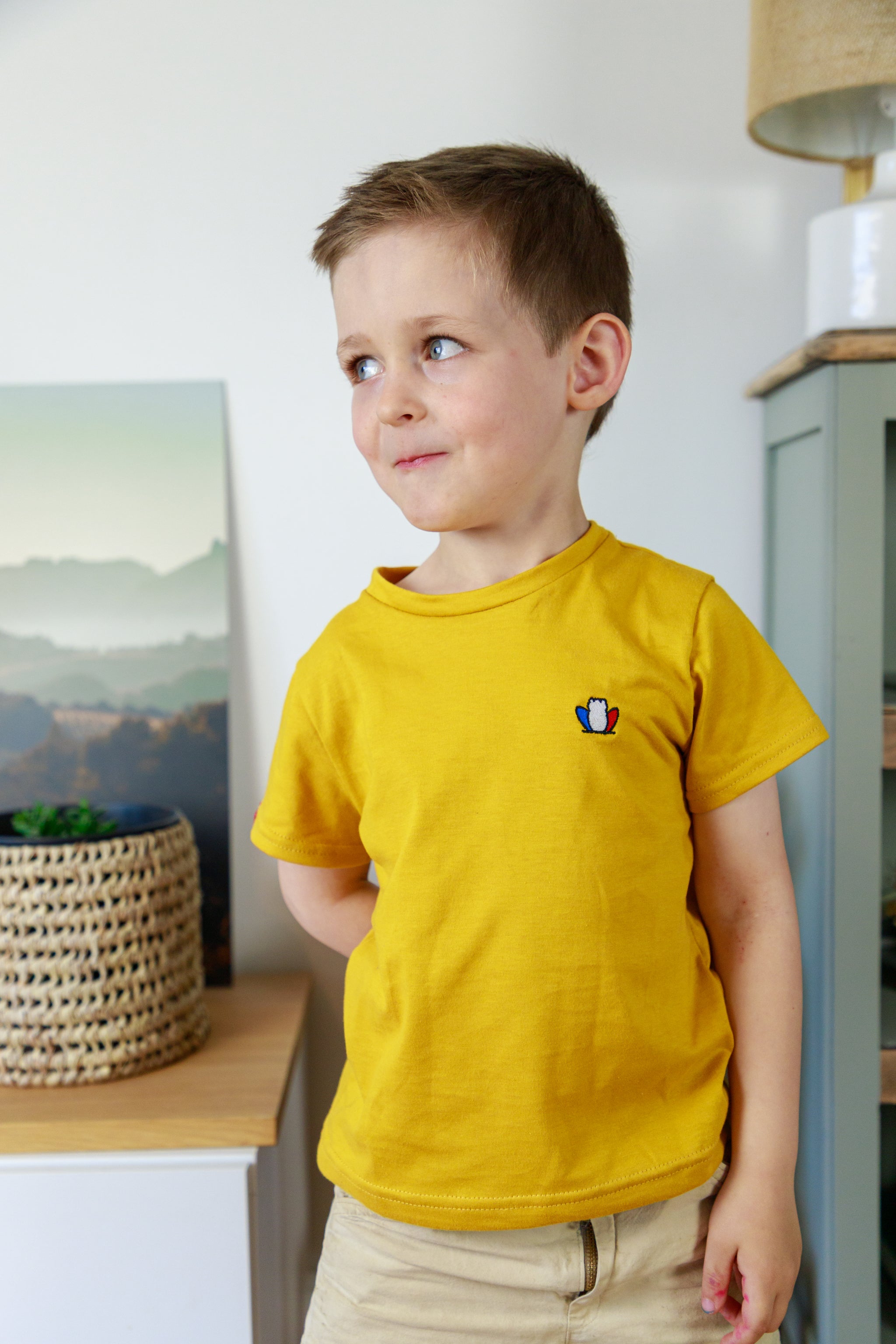 T-shirt enfant safran porté - Le petit Authentique Tranquille Emile