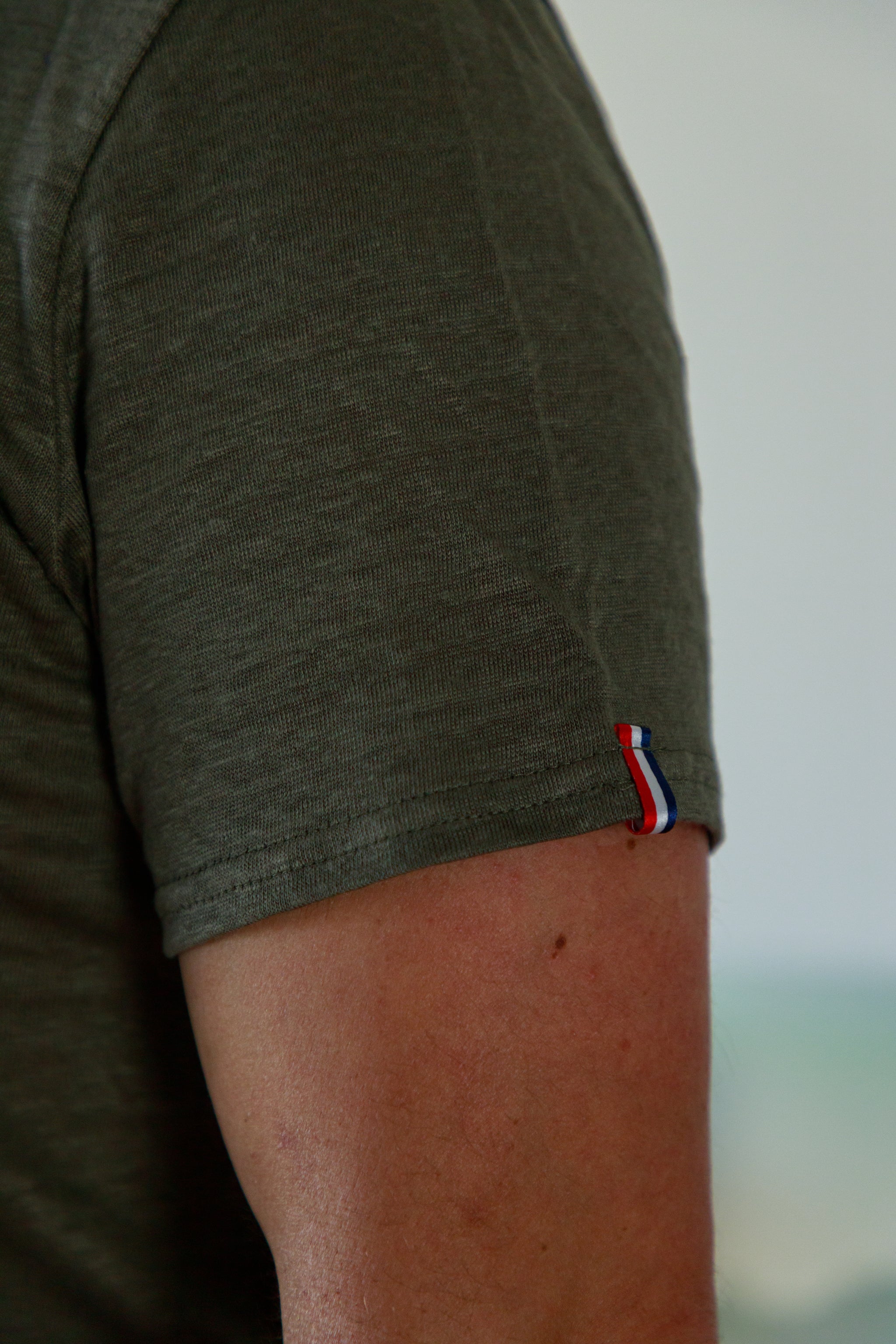 tshirt-authentique-homme-vert-sauge-fabrique-en-france2.jpg