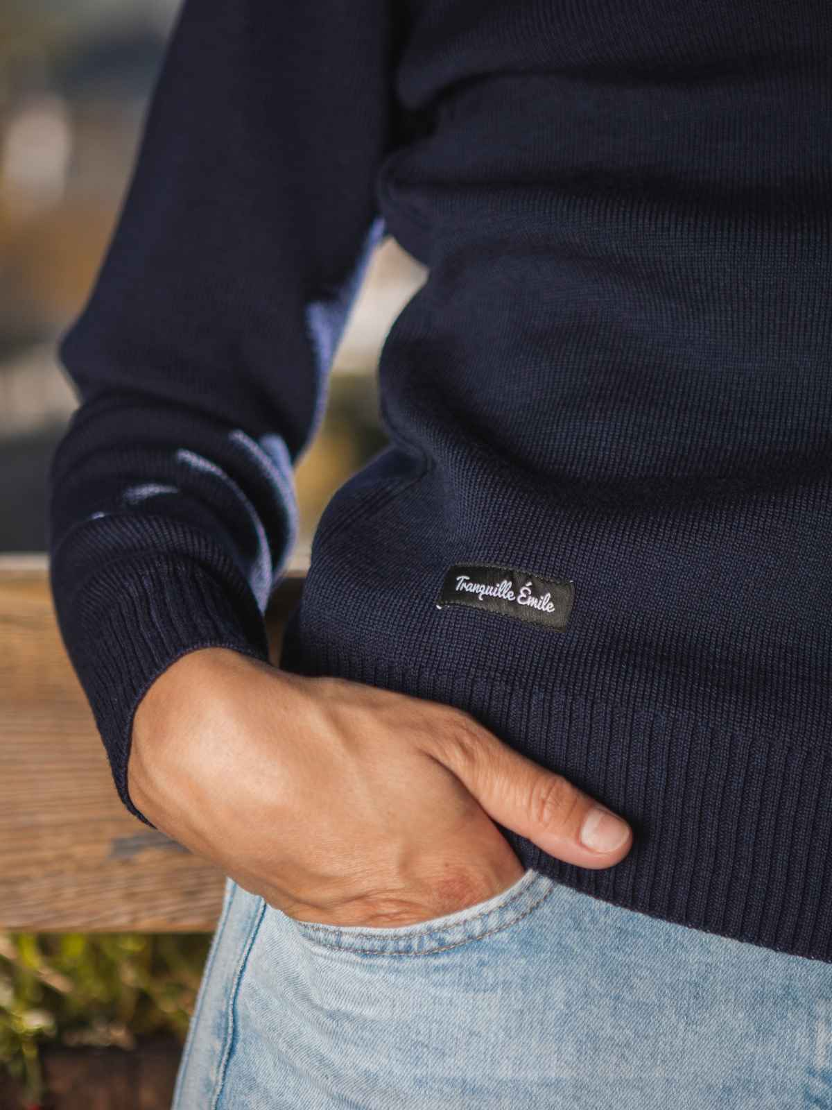 Pull femme bleu en laine mérinos porté - Le Navigateur Tranquille Emile