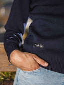 Pull femme bleu en laine mérinos porté - Le Navigateur Tranquille Emile