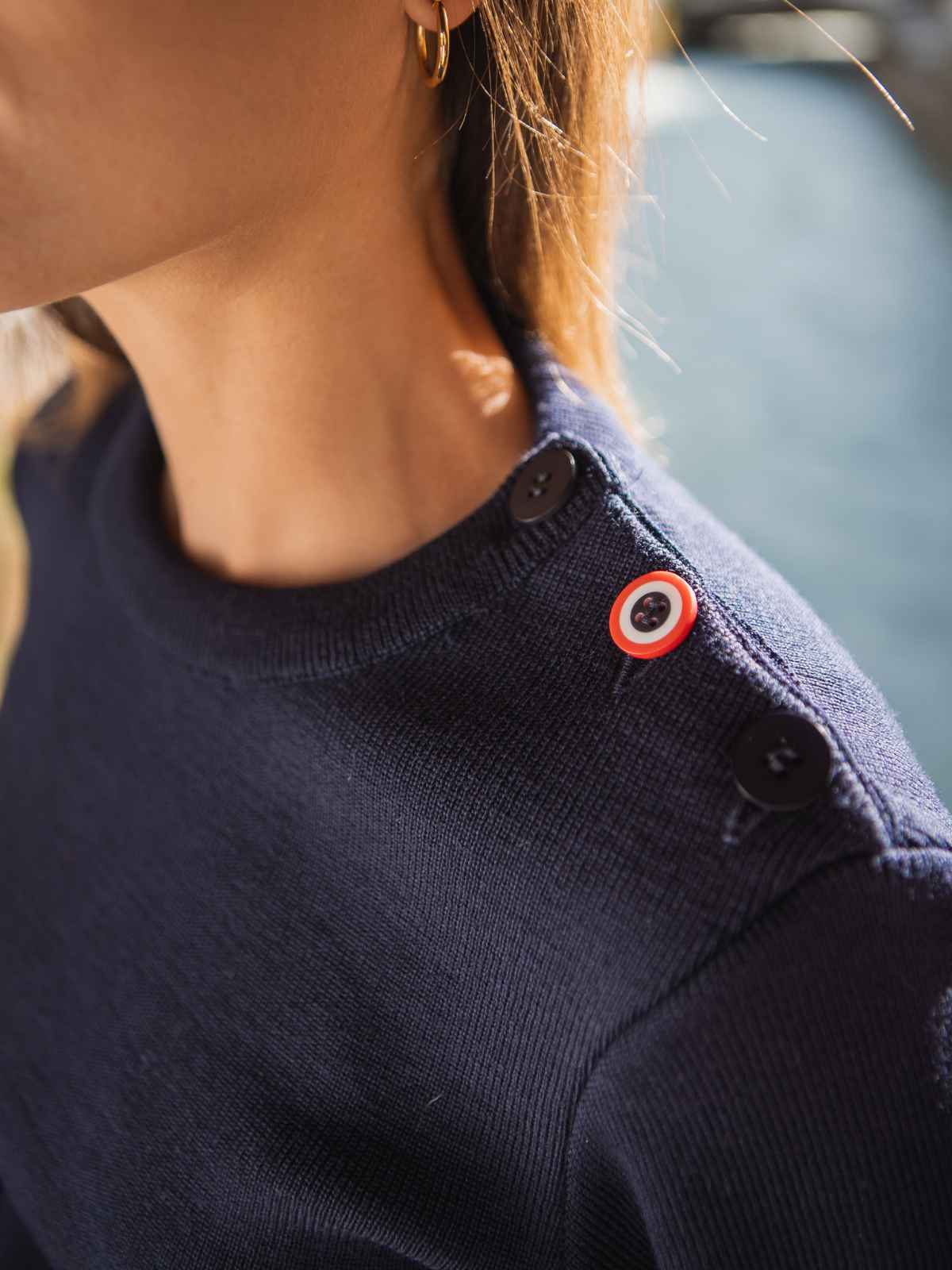 Pull femme bleu détail maille mérinos - Le Navigateur confection française