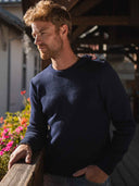 Pull homme bleu en laine mérinos bio confectionné en France - Le Navigateur vue de face