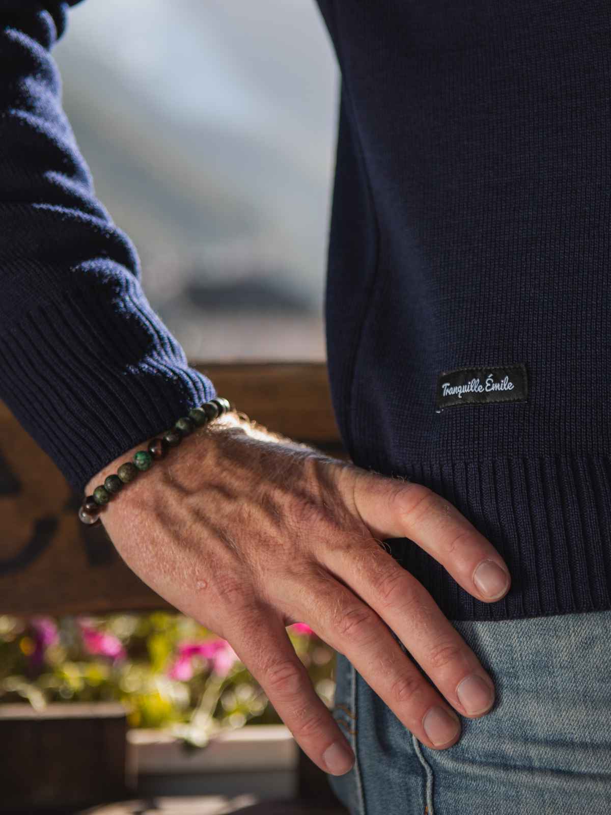 Pull homme bleu en laine mérinos porté - Le Navigateur Tranquille Emile