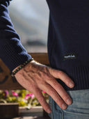 Pull homme bleu en laine mérinos porté - Le Navigateur Tranquille Emile