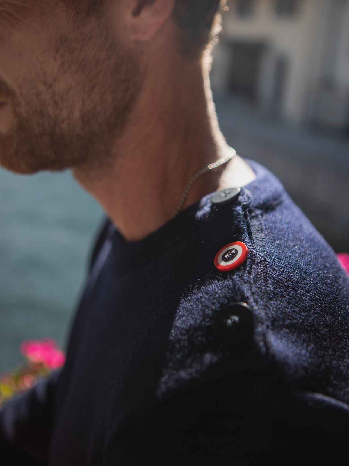 Pull homme bleu détail maille mérinos - Le Navigateur confection française