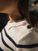 Pull femme rayé en laine mérinos porté - Le Navigateur Tranquille Emile