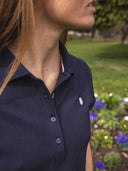 Polo femme bleu marine porté - L'Élégant Tranquille Emile
