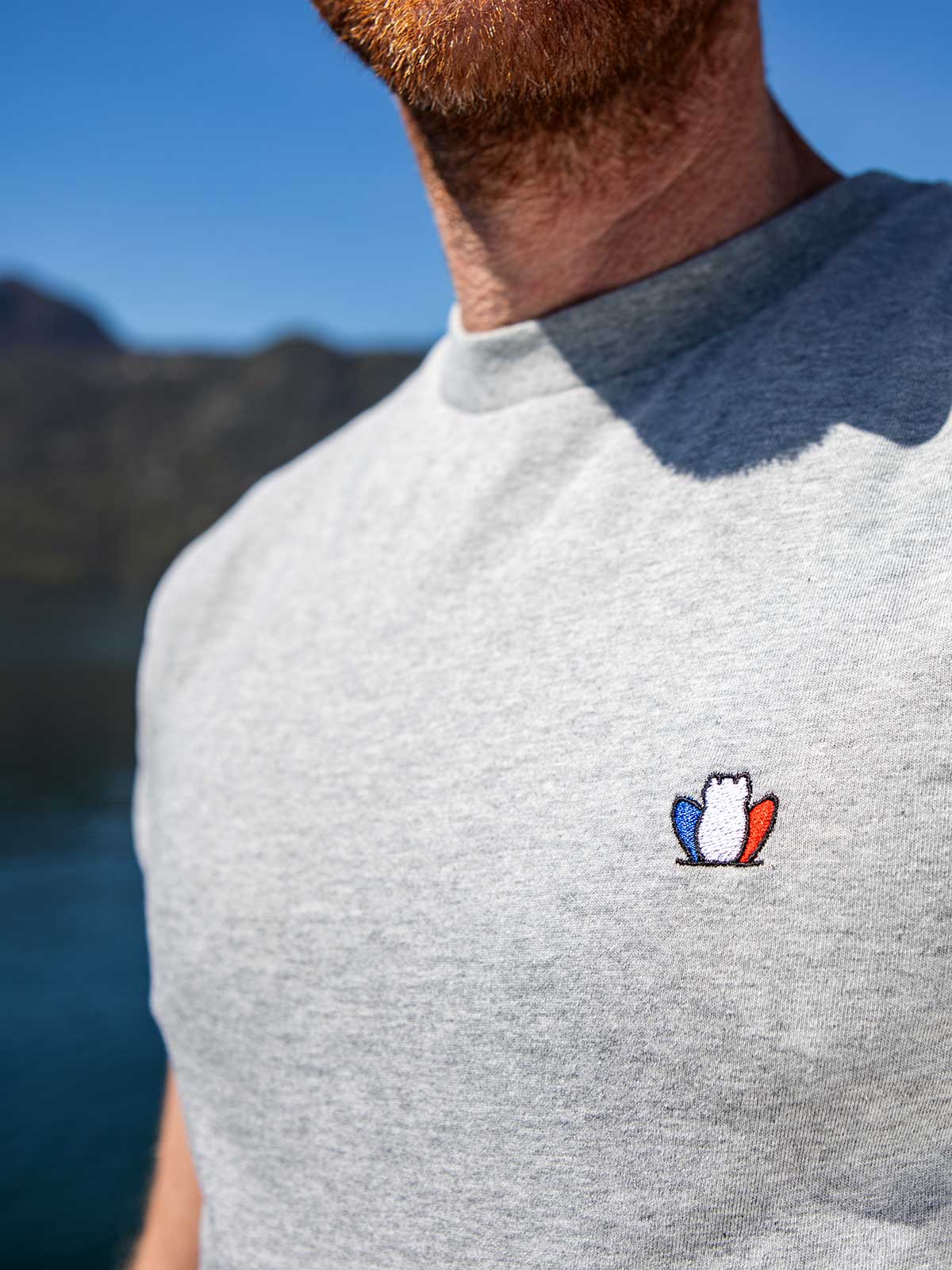 T-shirt homme gris chiné en coton porté - L'Authentique Tranquille Emile
